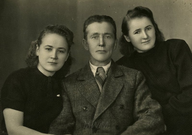 KKE 4057.jpg - Od lewej: Czesia (Władysława), Michał, Irena Drutejko.